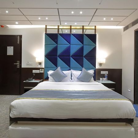 Hotel Pragati The Grand Ахмедабад Екстериор снимка