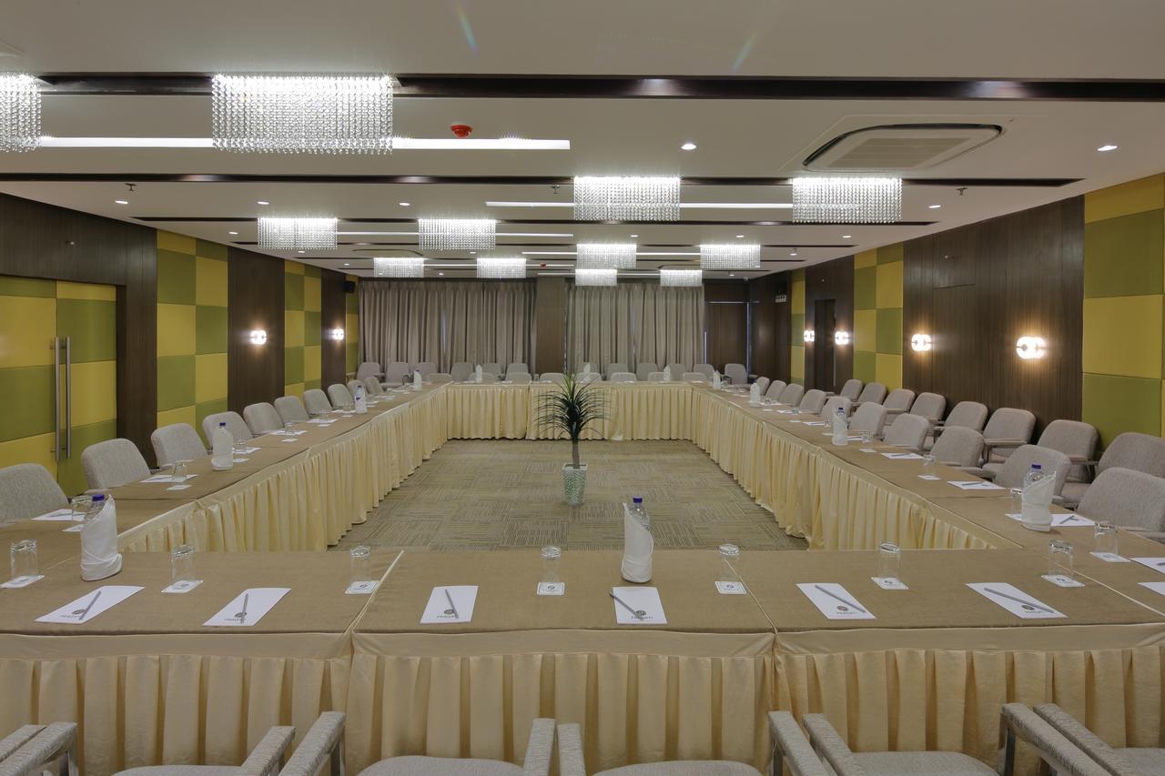 Hotel Pragati The Grand Ахмедабад Екстериор снимка