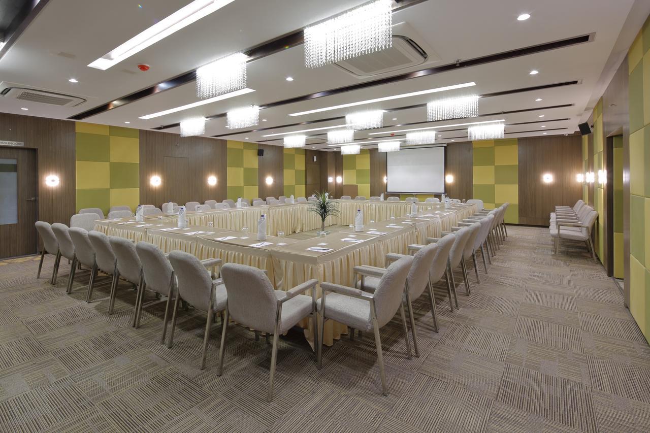 Hotel Pragati The Grand Ахмедабад Екстериор снимка