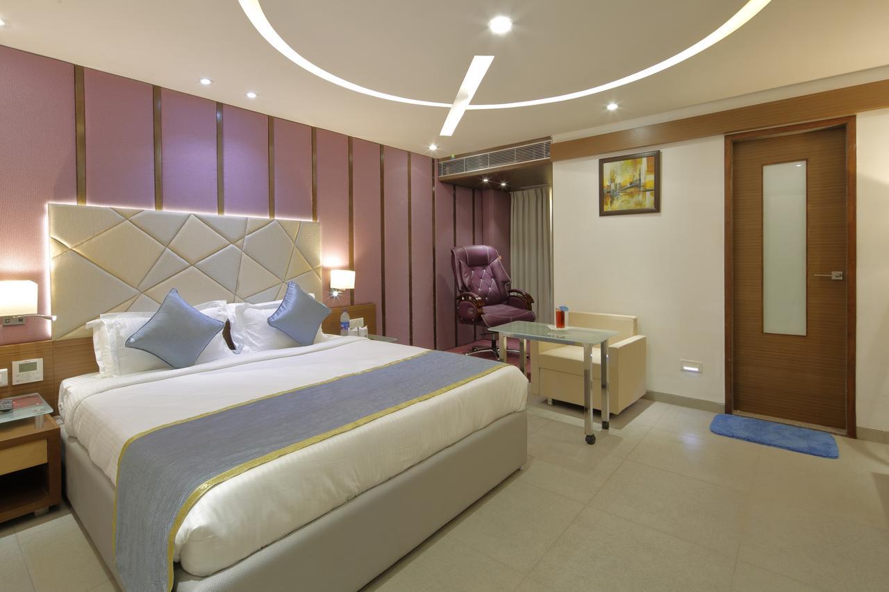 Hotel Pragati The Grand Ахмедабад Екстериор снимка