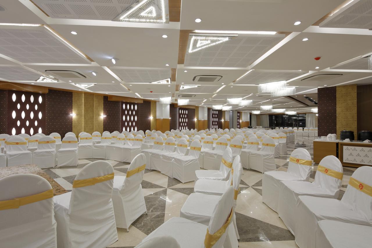 Hotel Pragati The Grand Ахмедабад Екстериор снимка