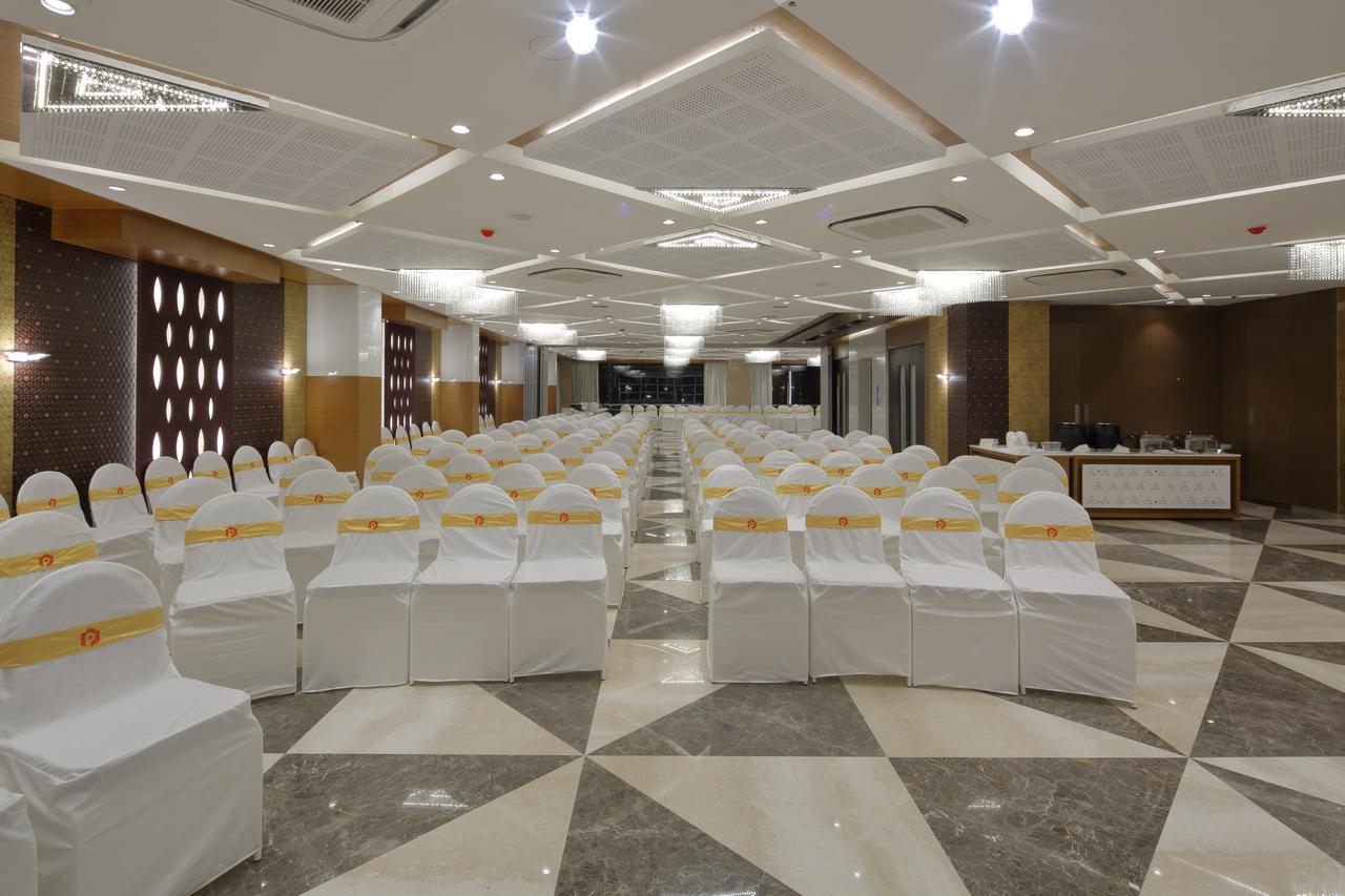 Hotel Pragati The Grand Ахмедабад Екстериор снимка