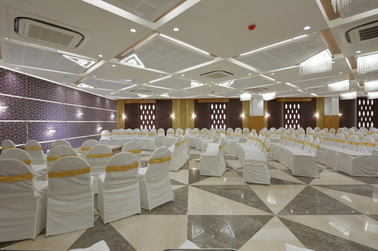 Hotel Pragati The Grand Ахмедабад Екстериор снимка