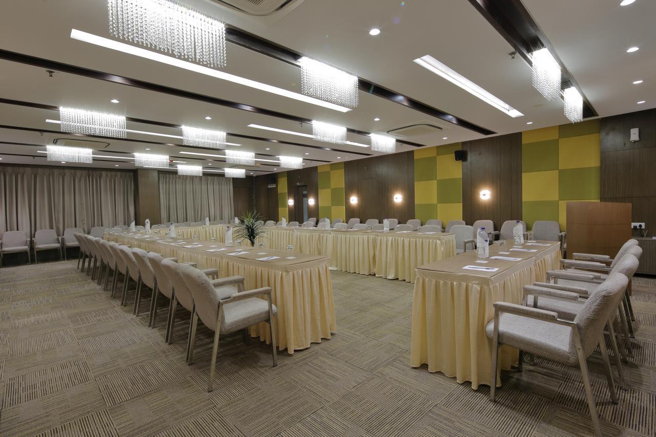 Hotel Pragati The Grand Ахмедабад Екстериор снимка
