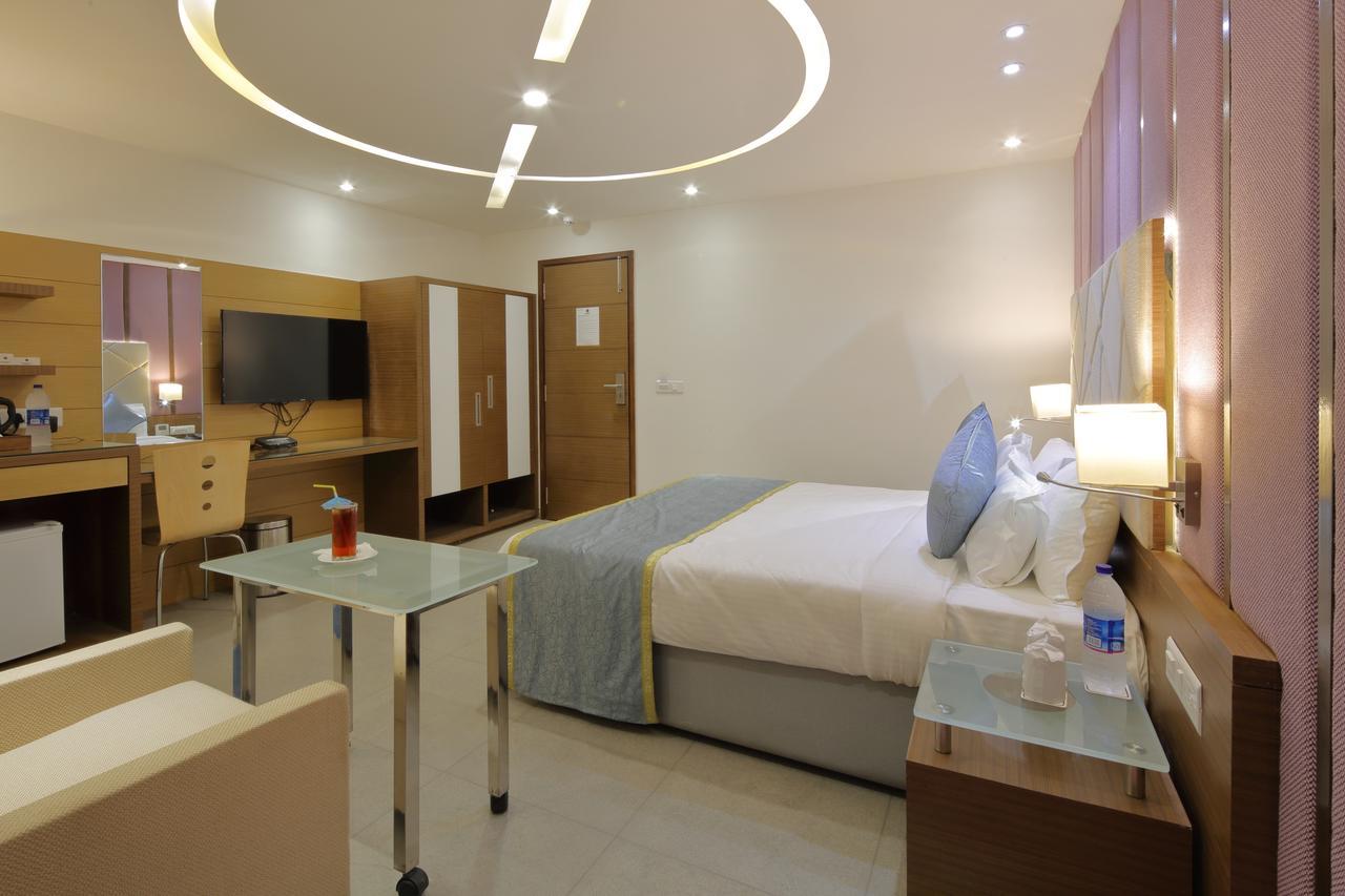 Hotel Pragati The Grand Ахмедабад Екстериор снимка