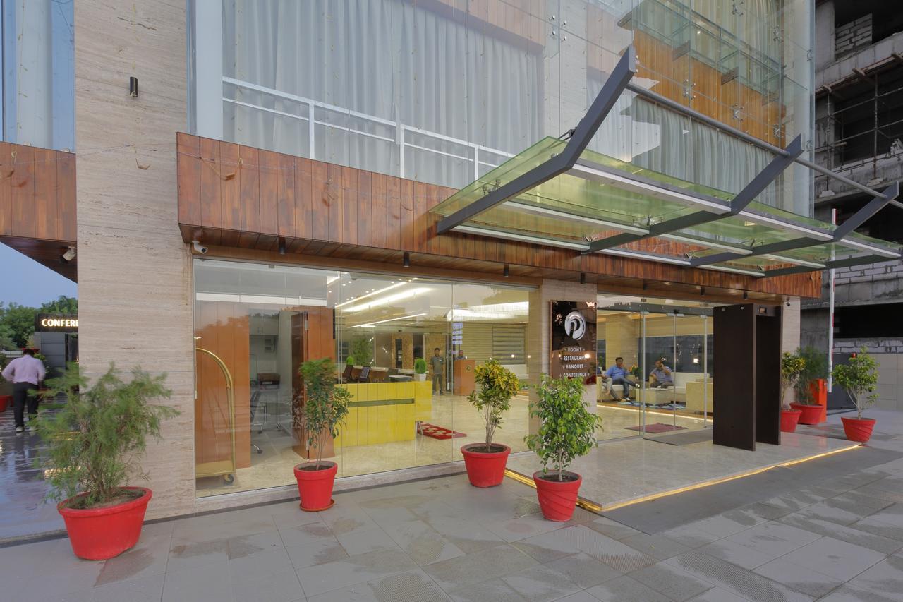 Hotel Pragati The Grand Ахмедабад Екстериор снимка