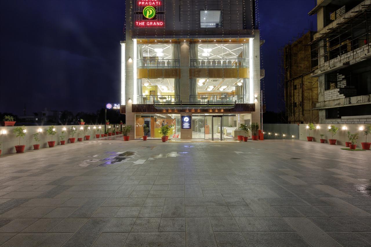 Hotel Pragati The Grand Ахмедабад Екстериор снимка