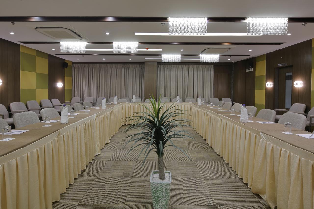 Hotel Pragati The Grand Ахмедабад Екстериор снимка