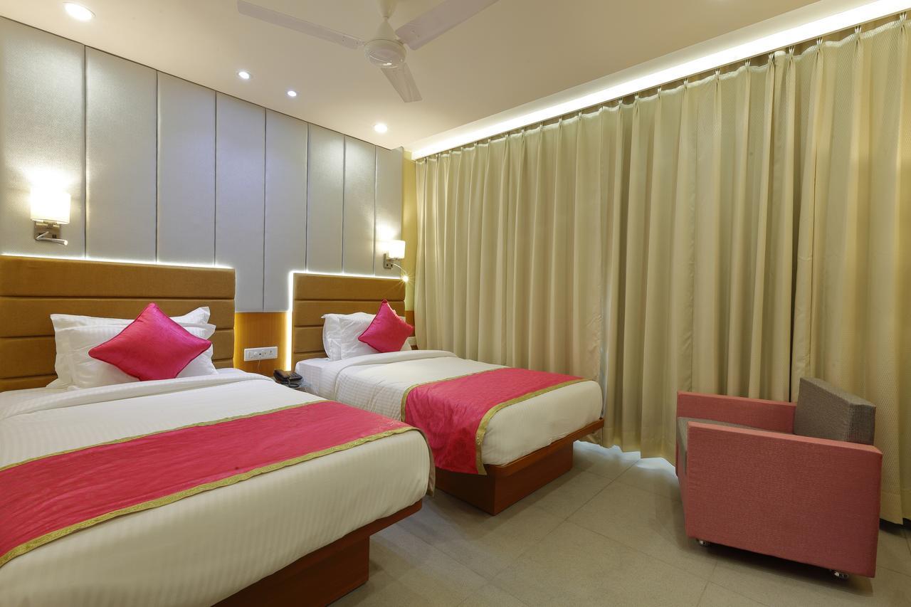 Hotel Pragati The Grand Ахмедабад Екстериор снимка