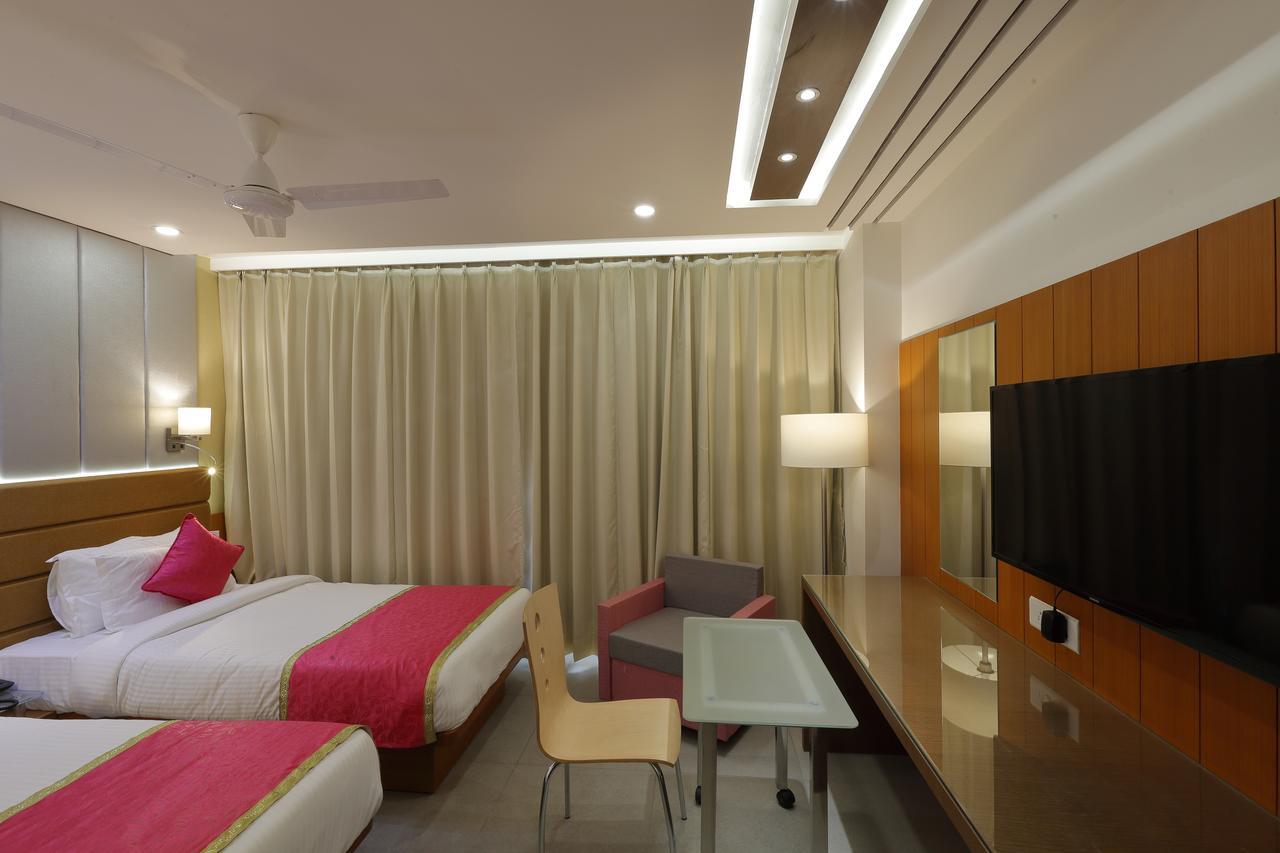 Hotel Pragati The Grand Ахмедабад Екстериор снимка