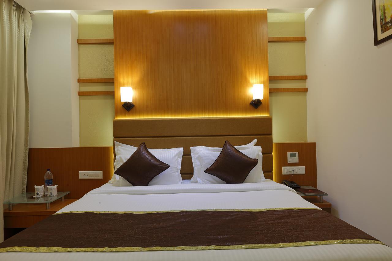 Hotel Pragati The Grand Ахмедабад Екстериор снимка