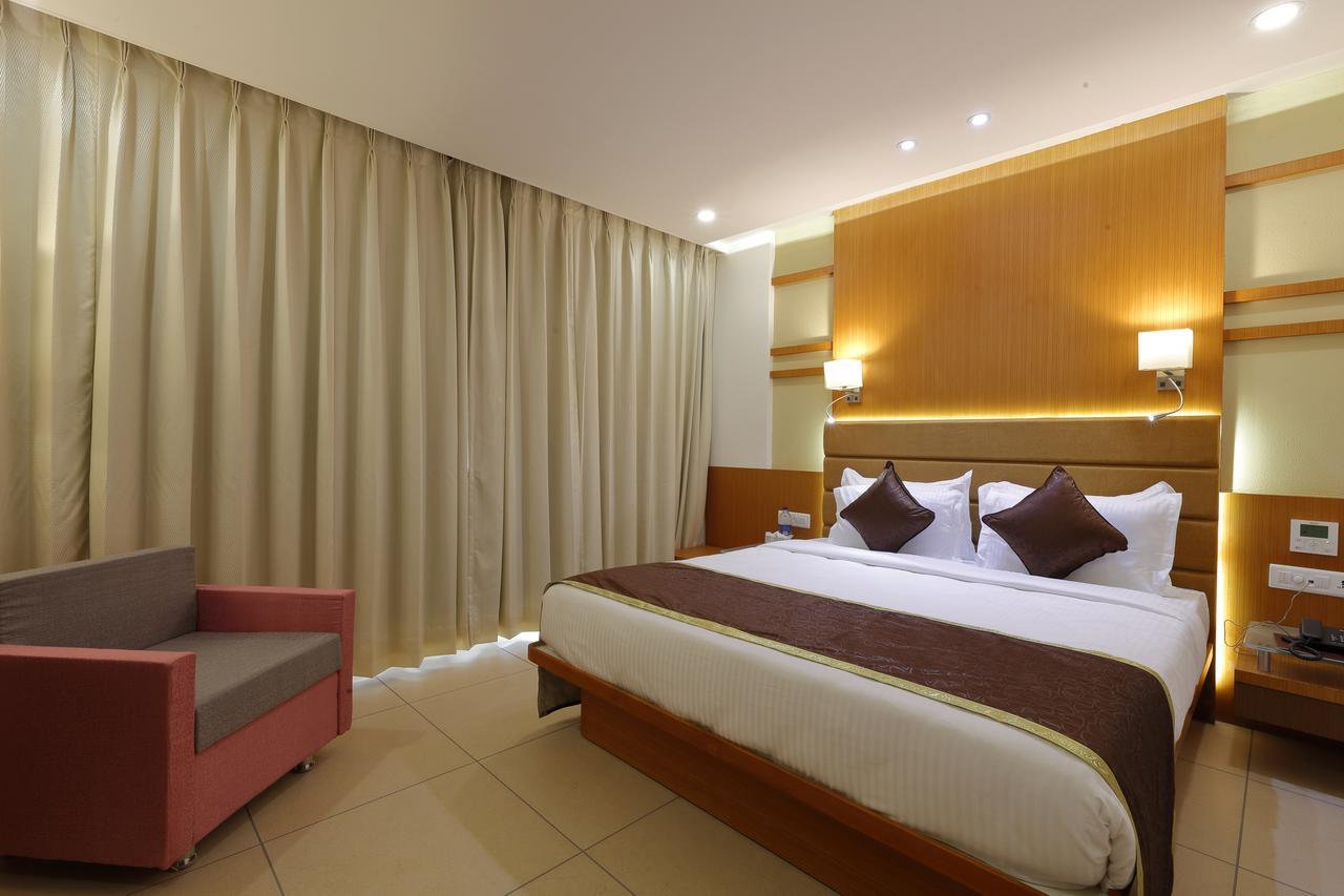 Hotel Pragati The Grand Ахмедабад Екстериор снимка