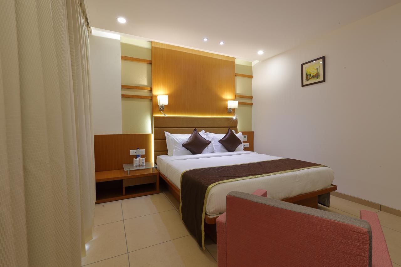 Hotel Pragati The Grand Ахмедабад Екстериор снимка