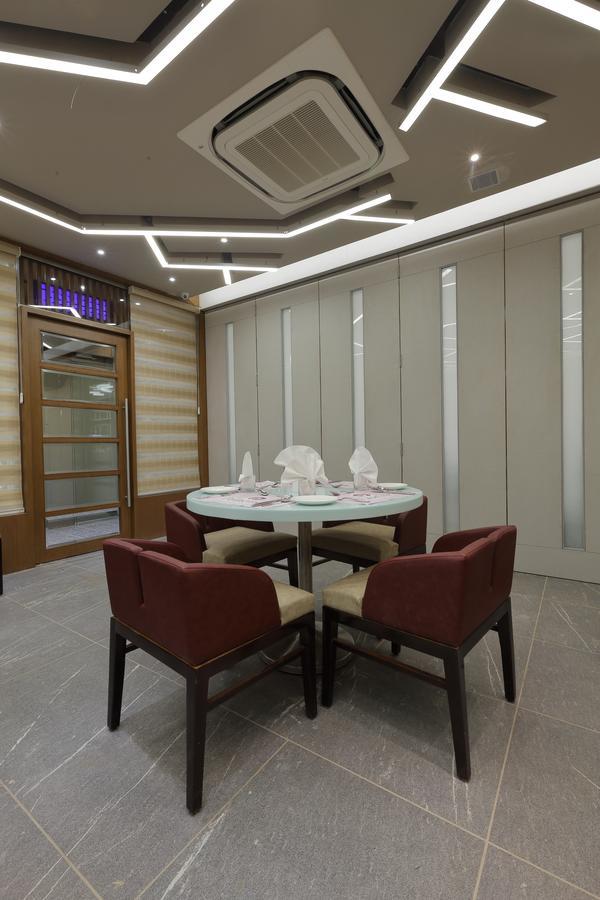 Hotel Pragati The Grand Ахмедабад Екстериор снимка