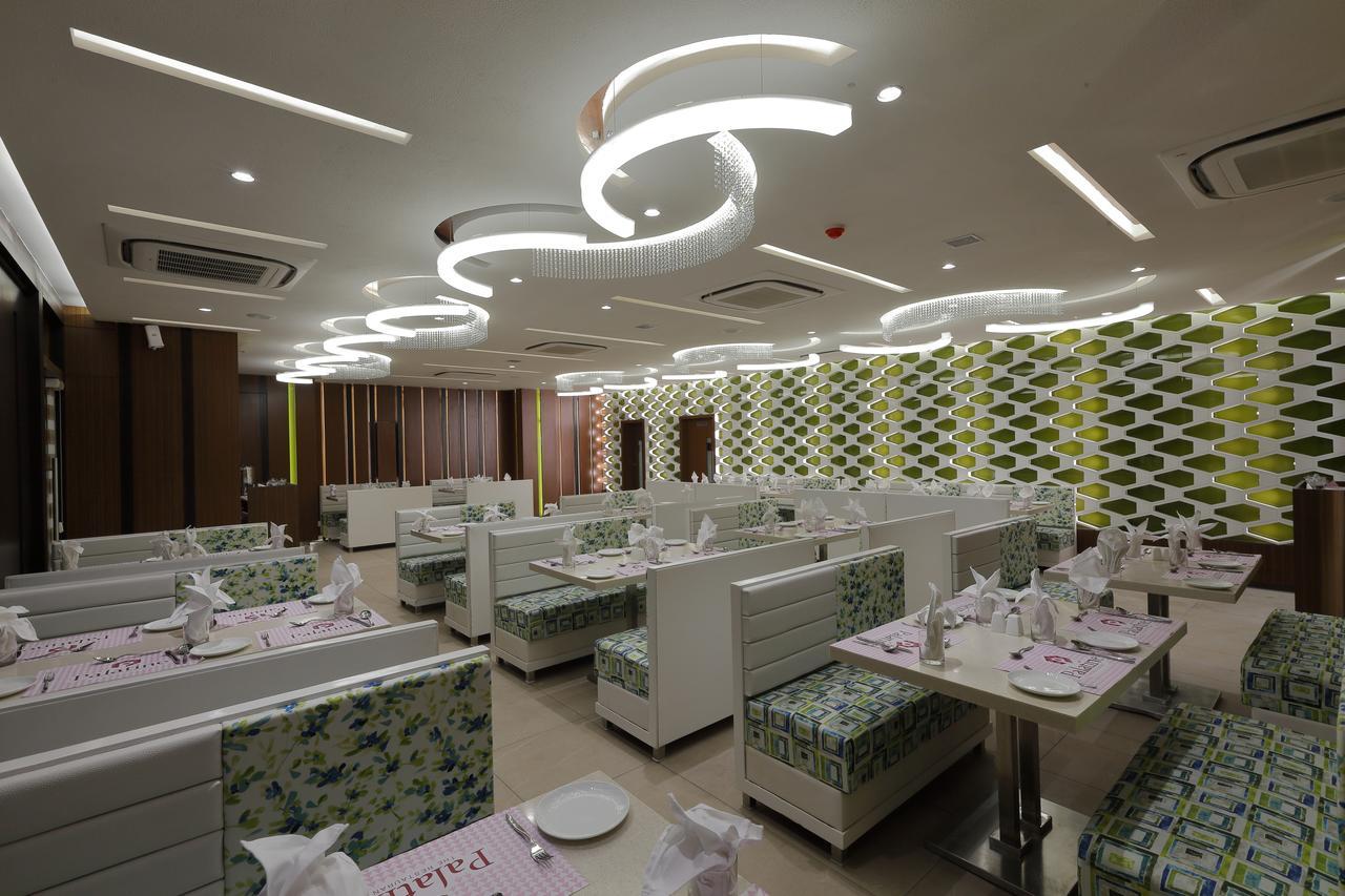 Hotel Pragati The Grand Ахмедабад Екстериор снимка