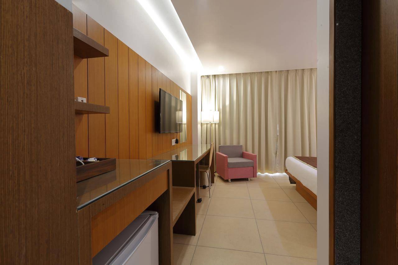 Hotel Pragati The Grand Ахмедабад Екстериор снимка