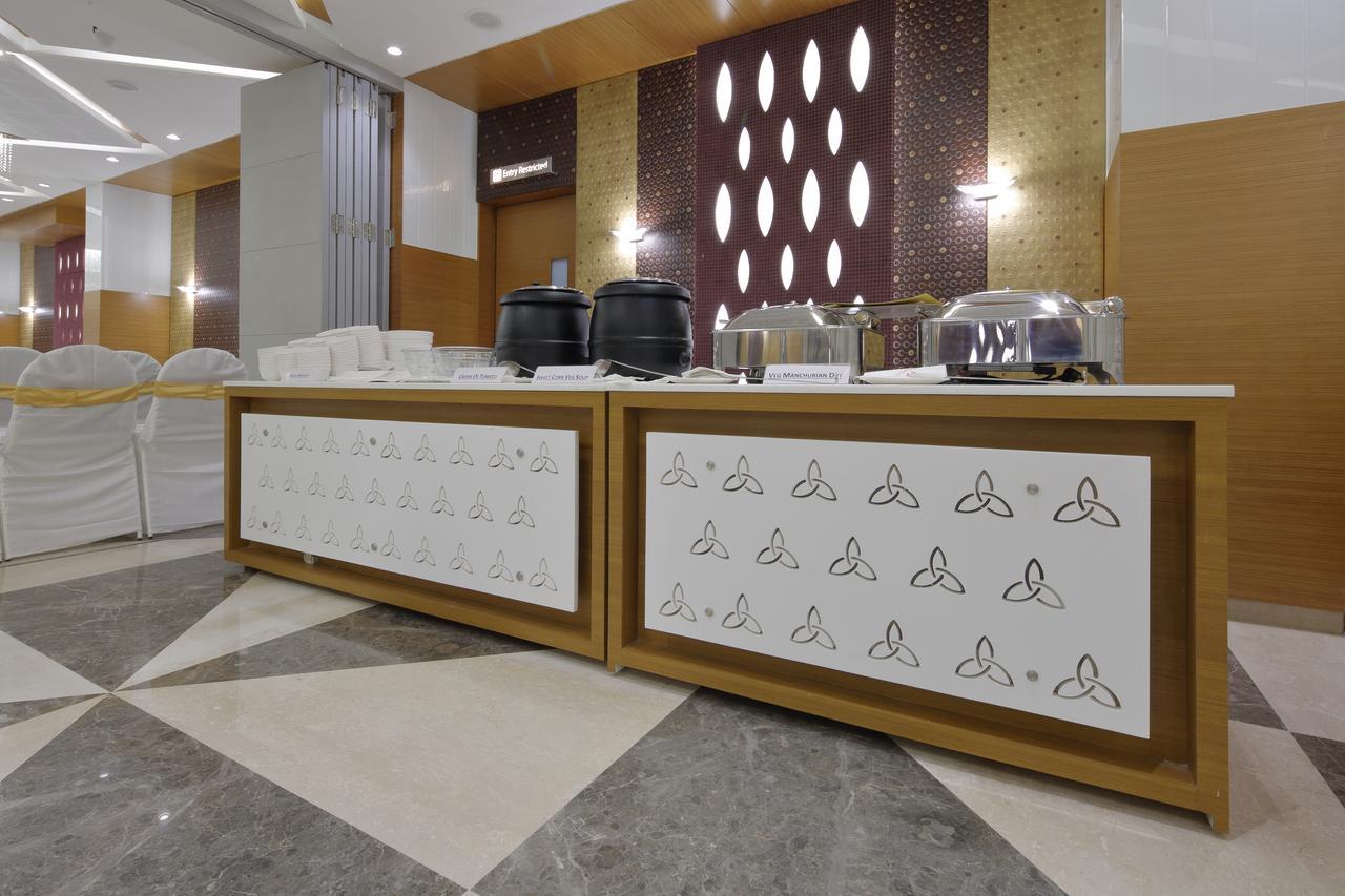 Hotel Pragati The Grand Ахмедабад Екстериор снимка
