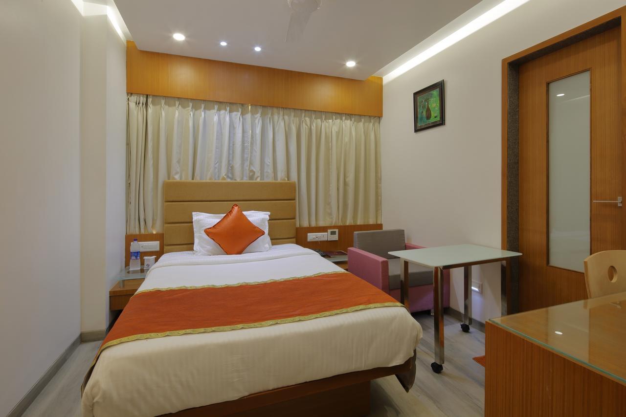 Hotel Pragati The Grand Ахмедабад Екстериор снимка