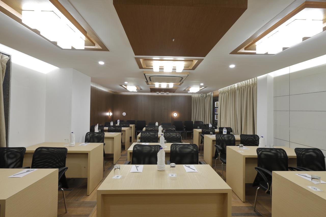 Hotel Pragati The Grand Ахмедабад Екстериор снимка