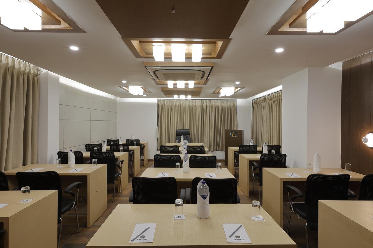 Hotel Pragati The Grand Ахмедабад Екстериор снимка