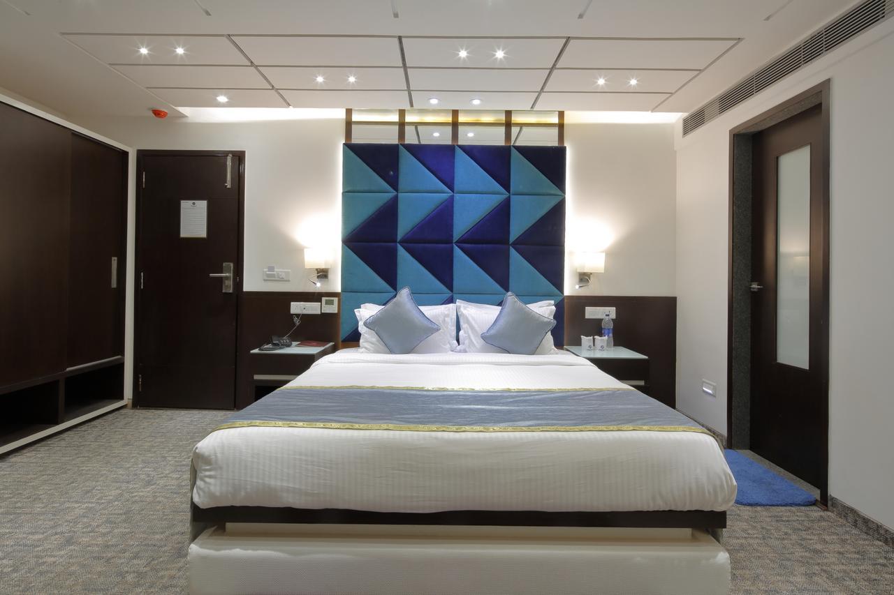 Hotel Pragati The Grand Ахмедабад Екстериор снимка