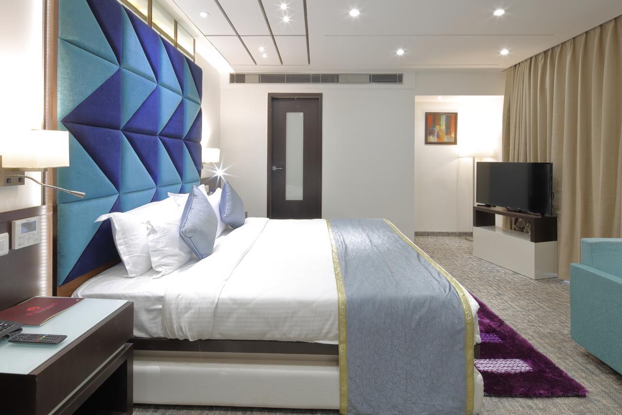 Hotel Pragati The Grand Ахмедабад Екстериор снимка