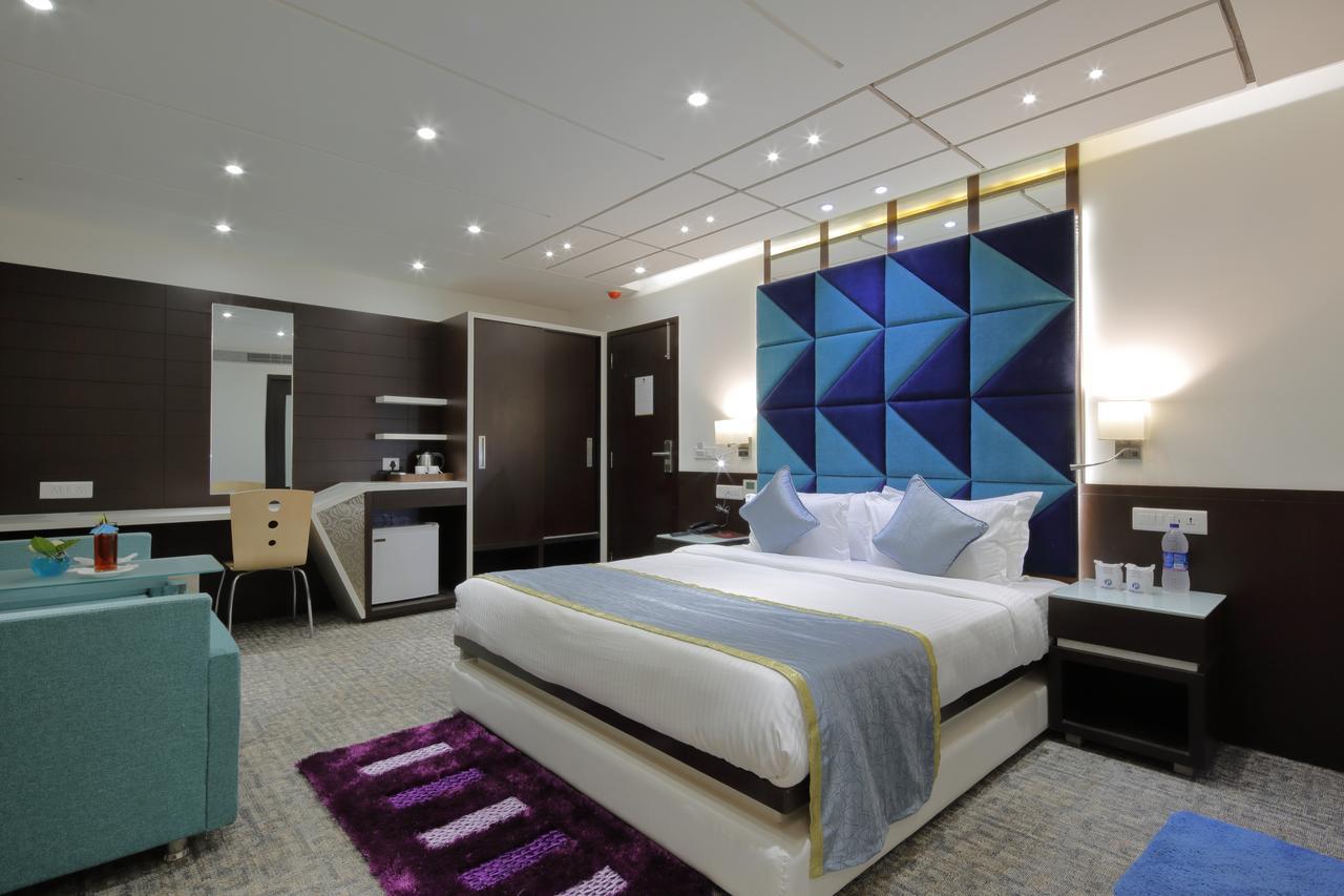 Hotel Pragati The Grand Ахмедабад Екстериор снимка