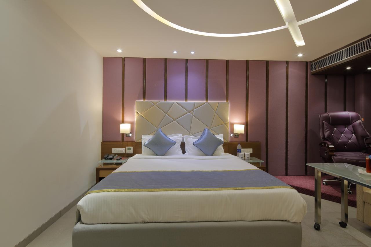 Hotel Pragati The Grand Ахмедабад Екстериор снимка