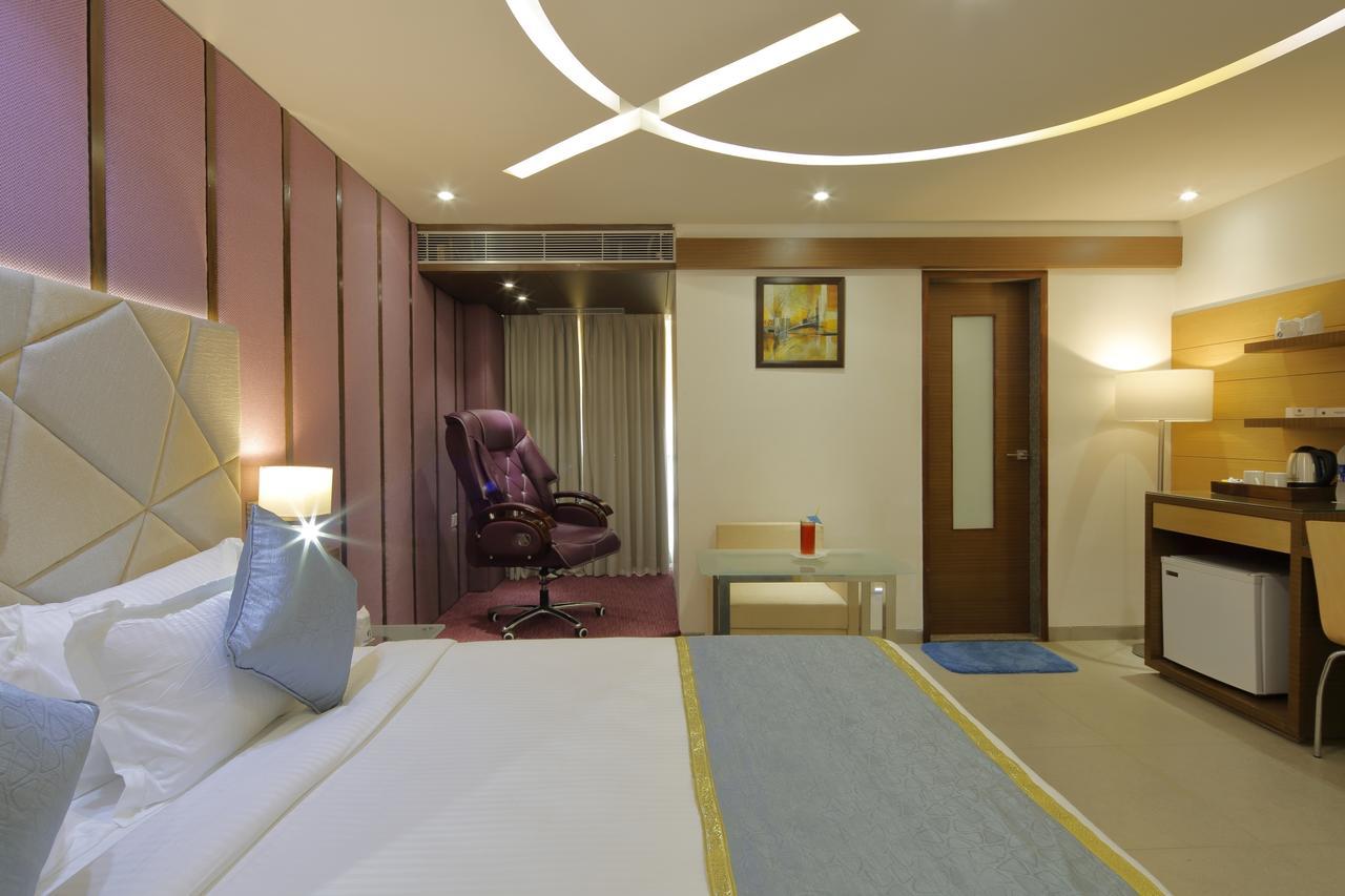 Hotel Pragati The Grand Ахмедабад Екстериор снимка
